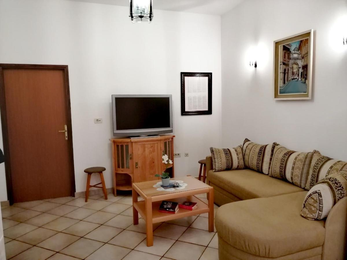 Room And Apartment Lea Rovinj Buitenkant foto