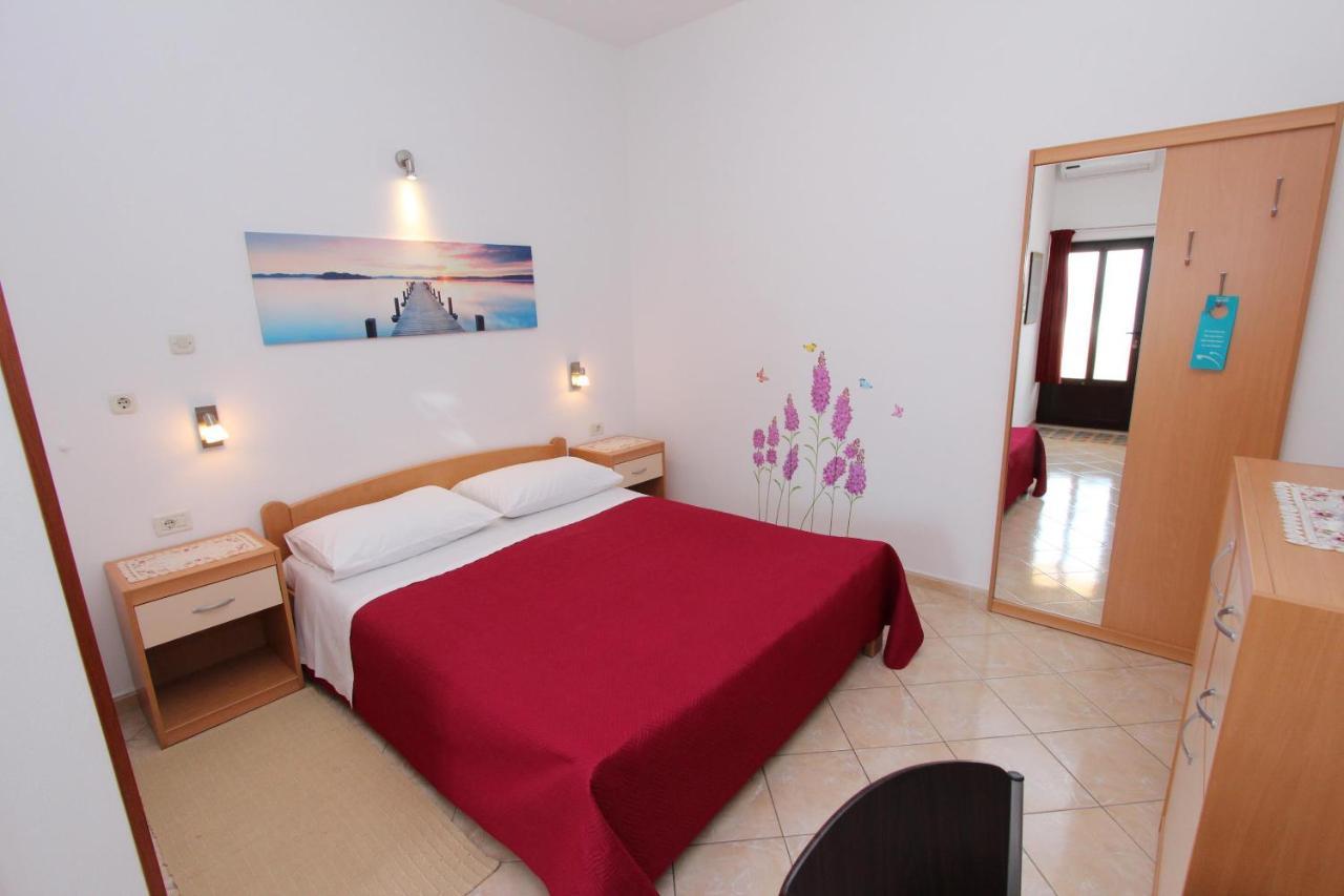 Room And Apartment Lea Rovinj Buitenkant foto
